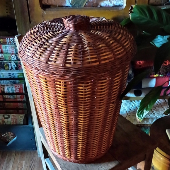 Vintage Brown Wicker Laundry Basket With Lid - Picture 1 of 6